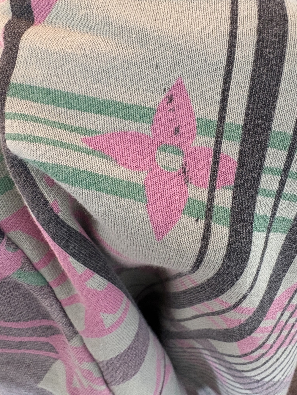 Louis Vuitton Cream Sweatshirt with Pink Accents - Picture 6 of 7